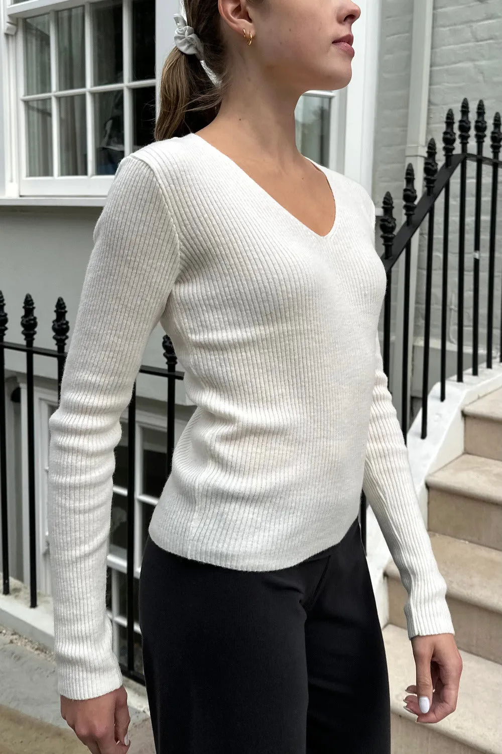 Elegant Womens Ann Wool V-Neck Sweater - Soft, Cozy, and Stylish Knitwear